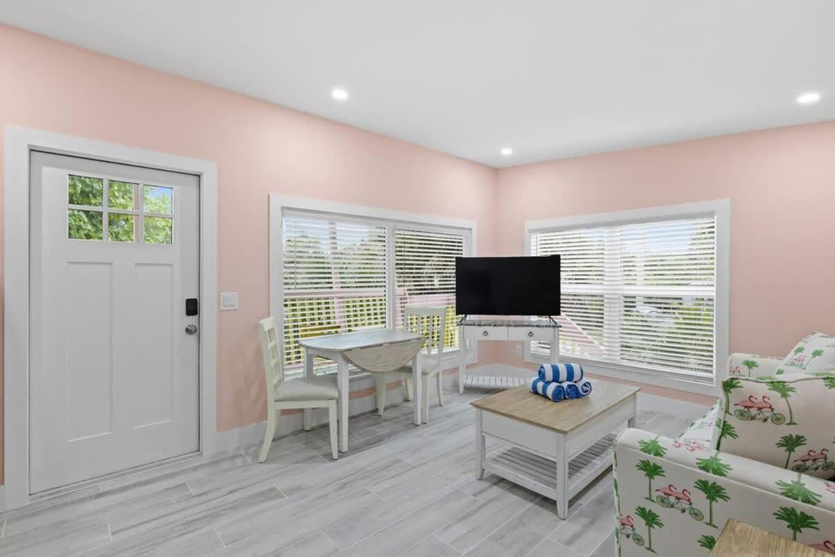 Charming Suite With Balcony And Bikes In Historic Sandpiper Inn Sanibel Exterior photo